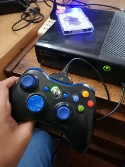 Xbox 360 Slim E 1TB Aurora | 120 Juegos | Kinect | - miniatura 3