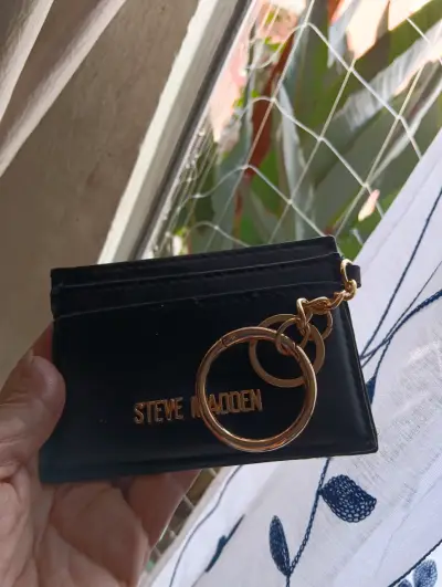 Tarjetero negro Steve Madden con llavero - miniatura 1