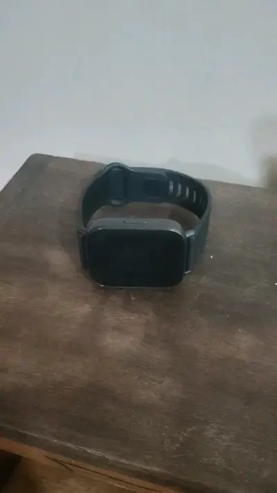 Smartwatch negro con correa ajustable - miniatura 1