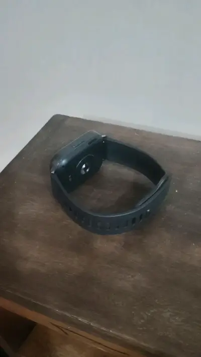 Smartwatch negro con correa ajustable - miniatura 3