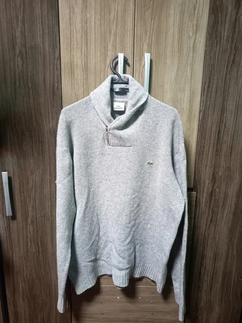 Suéter gris Lacoste con cuello alto - 1