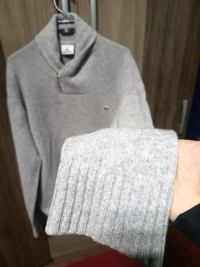 Suéter gris Lacoste con cuello alto - 2