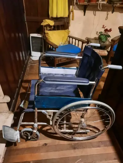 Silla de ruedas plegable de metal azul - miniatura 1