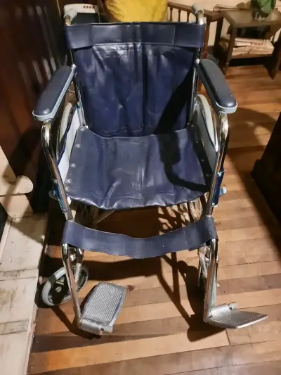 Silla de ruedas plegable de metal azul - miniatura 2