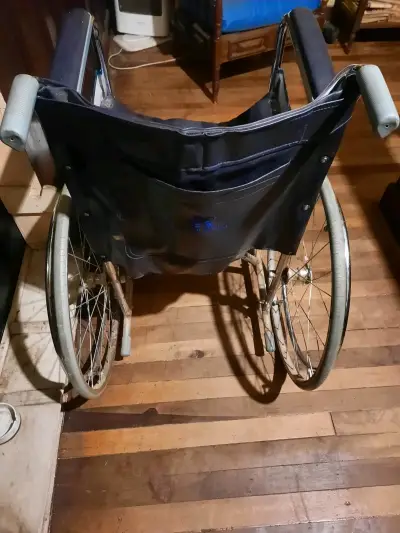 Silla de ruedas plegable de metal azul - miniatura 3