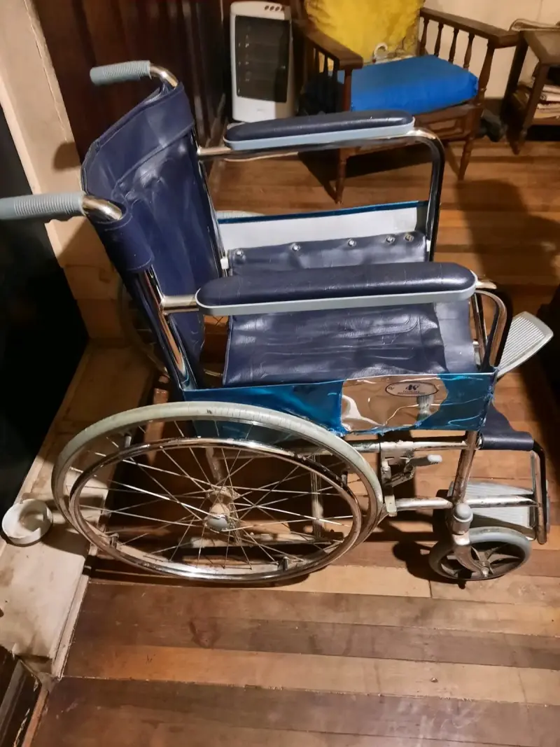 Silla de ruedas plegable de metal azul - 4
