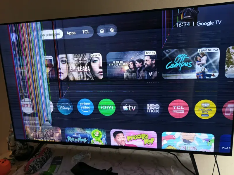 Televisor TCL con pantalla dañada para reparación