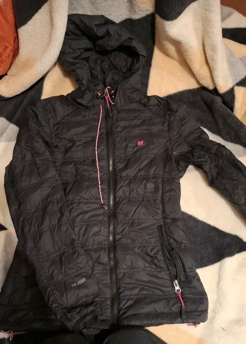 Chaqueta negra con capucha para mujer