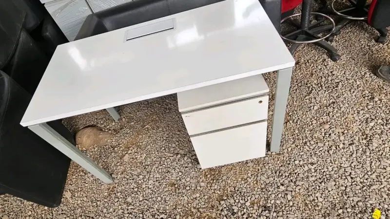 Escritorio blanco con cajonera integrada