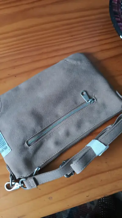 Cartera de gamuza beige con correa ajustable - miniatura 1