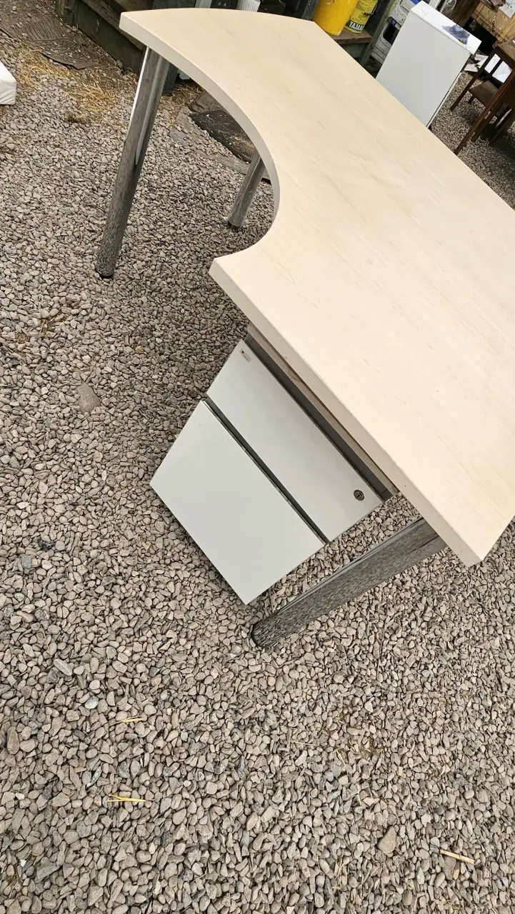 Escritorio de oficina con cajonera integrada - 2