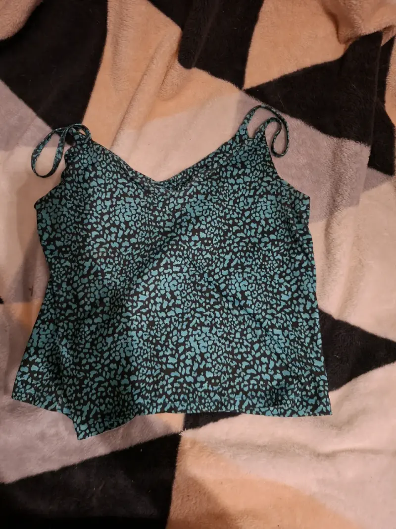 Blusa de tirantes estampada verde y negro