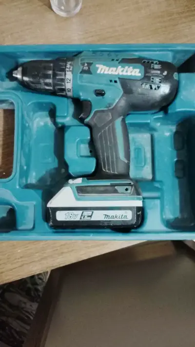 Taladro inalámbrico Makita 18V con batería - miniatura 1