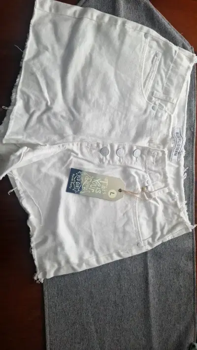 Shorts de mezclilla blancos talla L - miniatura 1