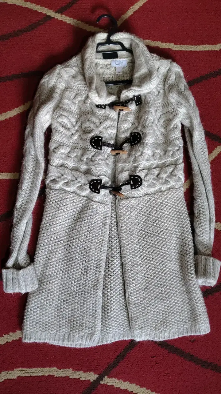 Abrigo de lana gris con diseño trenzado - 1