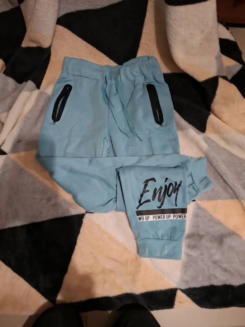 Conjunto deportivo azul con diseño 'Enjoy'