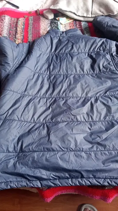 Chaqueta acolchada azul para invierno - miniatura 2