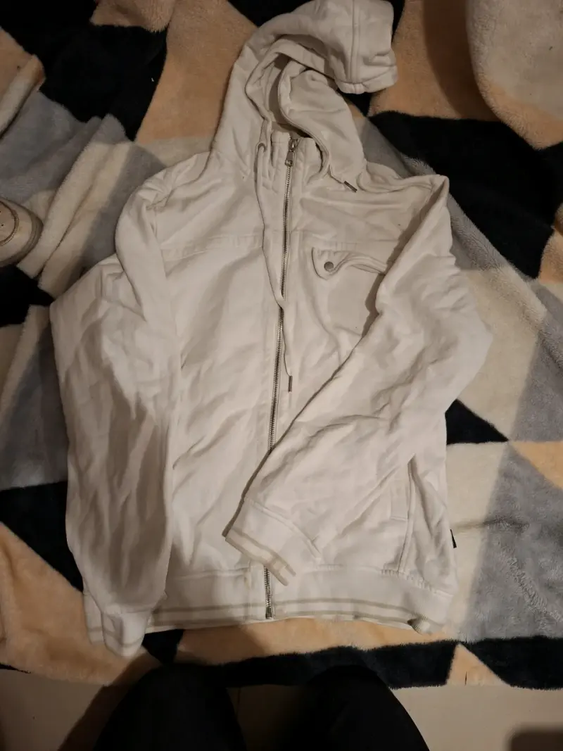 Chaqueta blanca con capucha y cierre