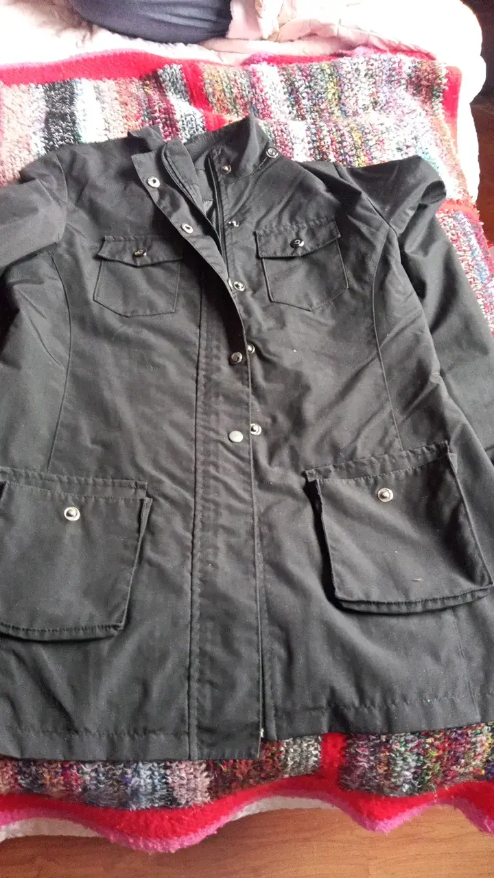 Abrigo negro con bolsillos grandes