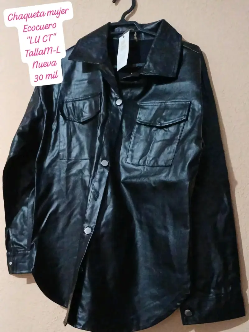 Chaqueta de ecocuero negra para mujer