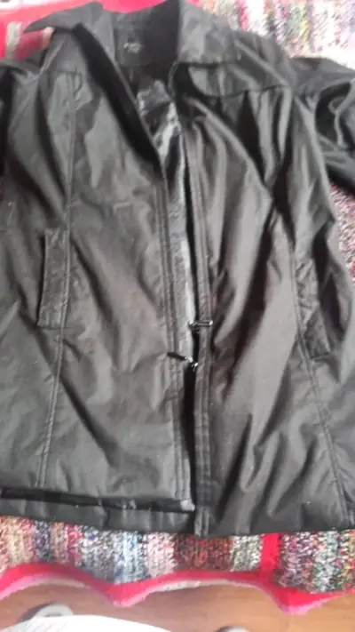 Chaqueta negra de mujer con cierre - miniatura 1