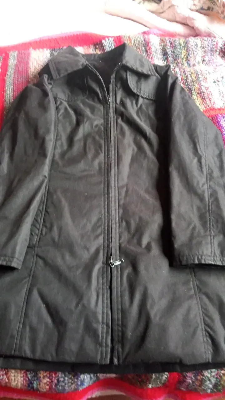 Chaqueta negra de mujer con cierre - 2