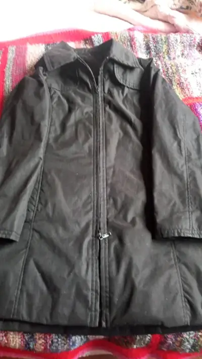 Chaqueta negra de mujer con cierre - miniatura 2