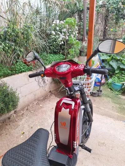 Scooter eléctrico Lvneng rojo con espejos - miniatura 1