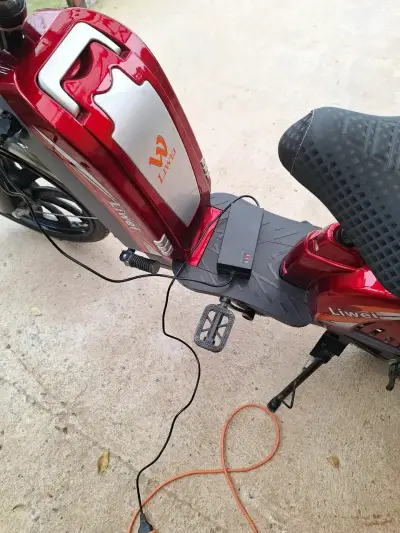 Scooter eléctrico Lvneng rojo con espejos - miniatura 3