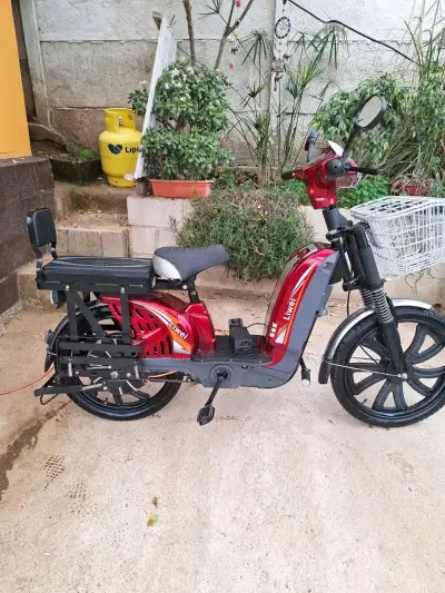 Scooter eléctrico Lvneng rojo con espejos - miniatura 4