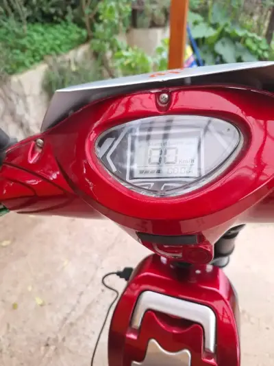 Scooter eléctrico Lvneng rojo con espejos - miniatura 5