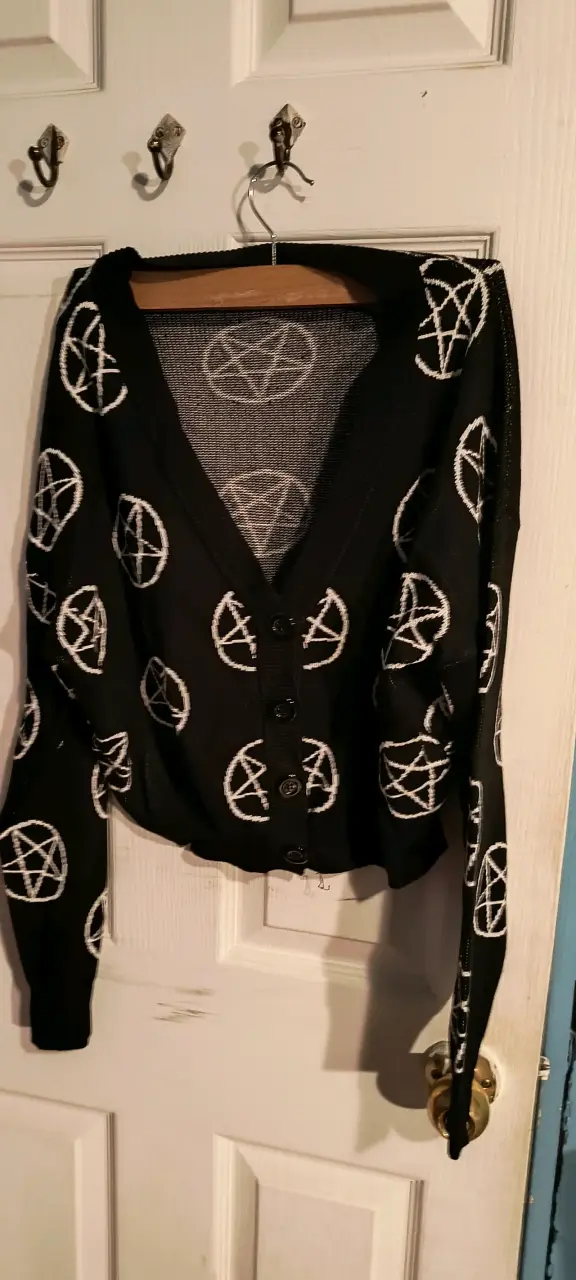 Cárdigan negro con diseño de pentagramas