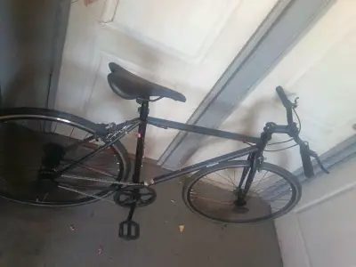 Bicicleta urbana negra en buen estado - miniatura 1
