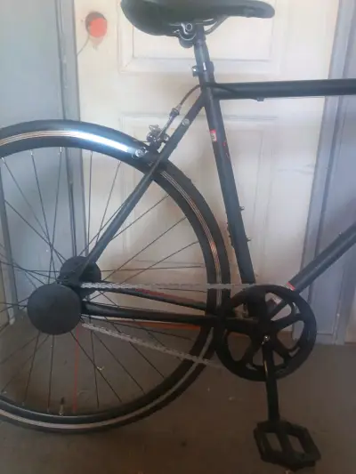 Bicicleta urbana negra en buen estado - miniatura 2