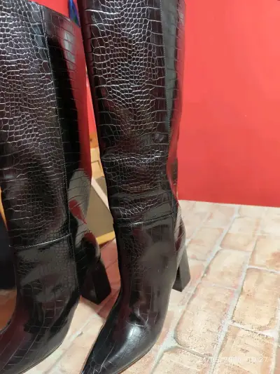 Botas negras de cuero con textura reptil - miniatura 1