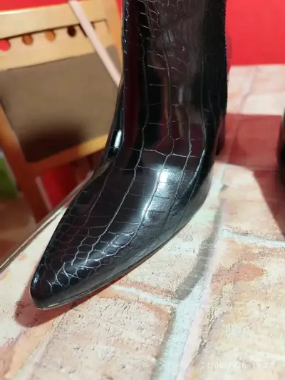 Botas negras de cuero con textura reptil - miniatura 2