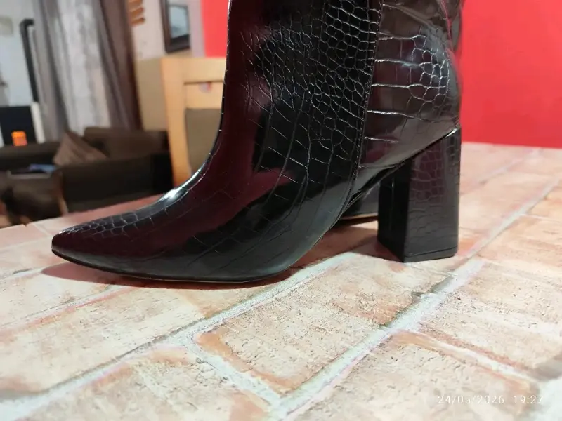 Botas negras de cuero con textura reptil - 3