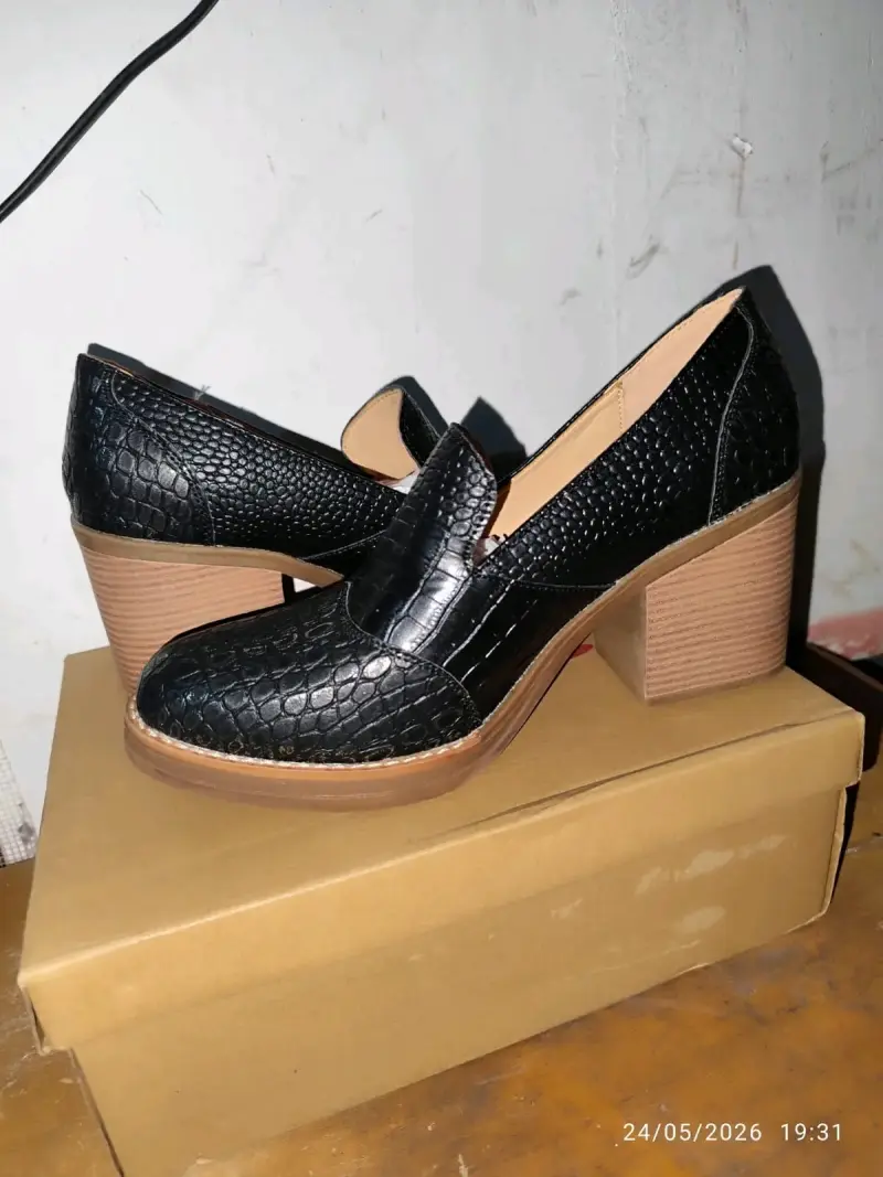 Zapatos de tacón grueso negro texturizado - 5