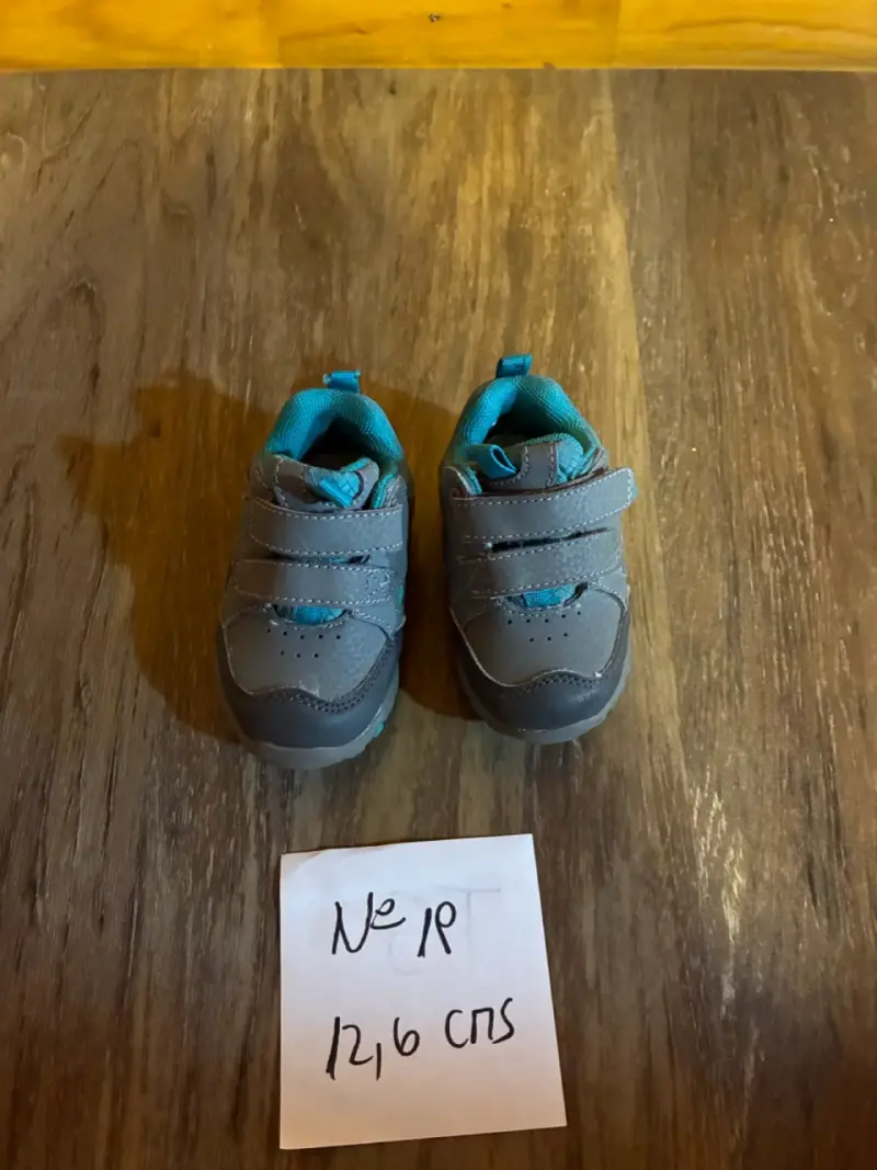 Zapatos de bebé gris con velcro talla 19 - 1
