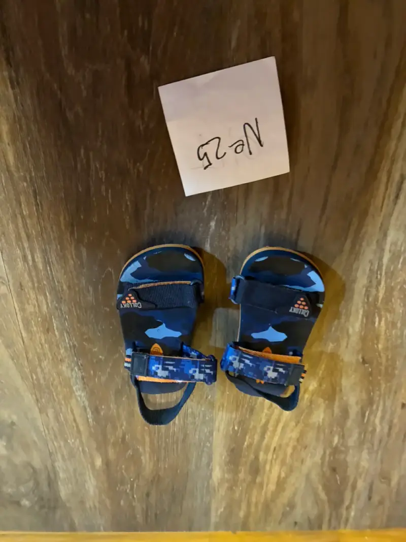 Sandalias infantiles azules con diseño camuflaje - 1