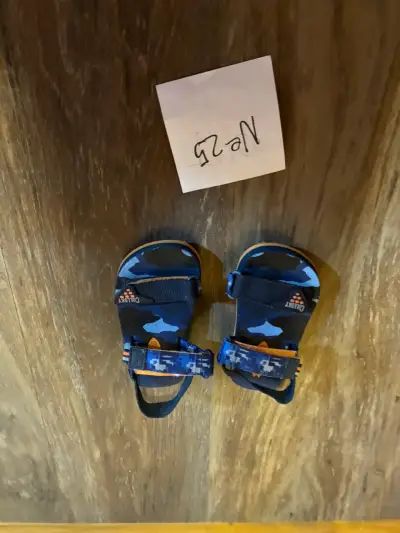 Sandalias infantiles azules con diseño camuflaje - miniatura 1