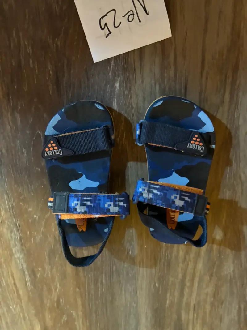 Sandalias infantiles azules con diseño camuflaje - 2