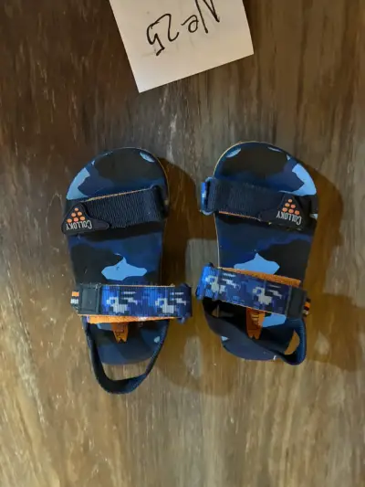 Sandalias infantiles azules con diseño camuflaje - miniatura 2
