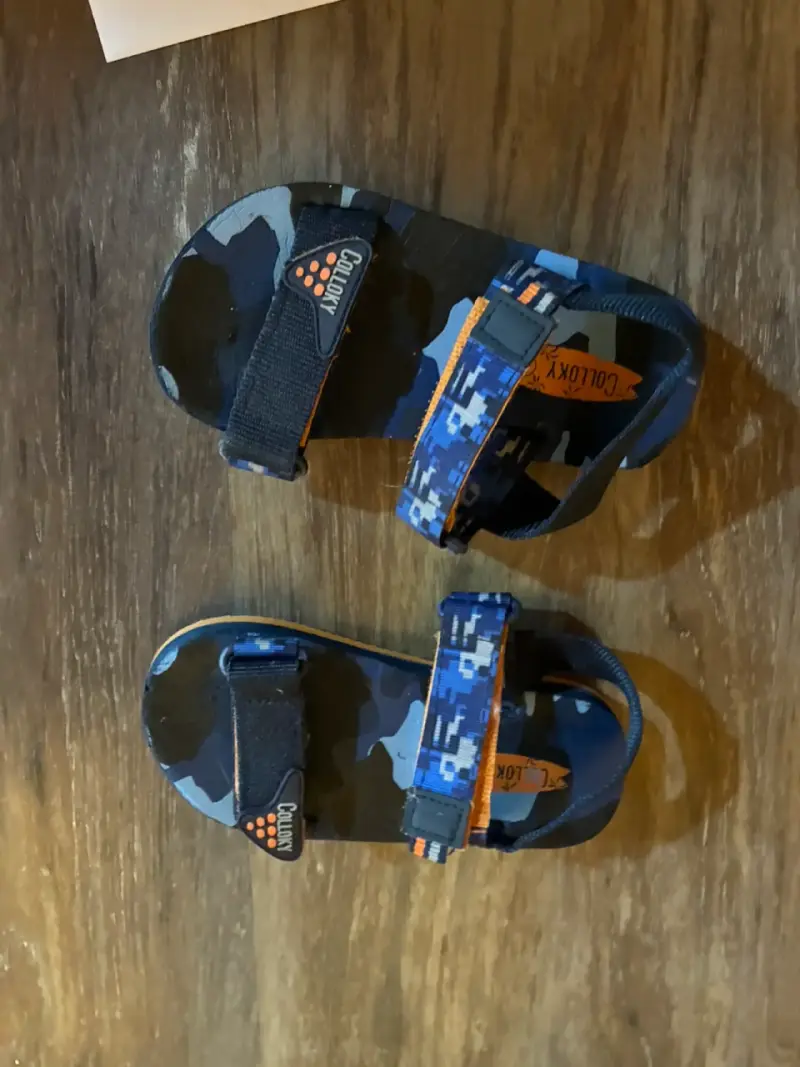 Sandalias infantiles azules con diseño camuflaje - 3