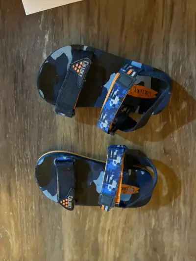 Sandalias infantiles azules con diseño camuflaje - miniatura 3