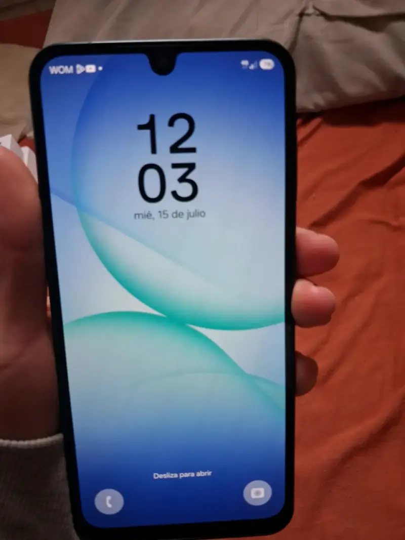 Smartphone con pantalla táctil en buen estado - 3