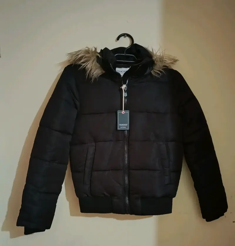 Chaqueta acolchada negra con capucha Cherokee