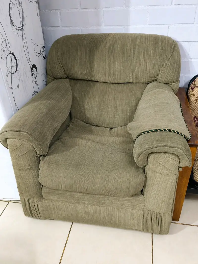 Sillón individual tapizado en tela beige