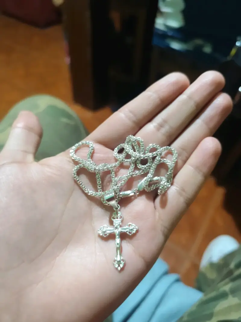 Cadena de plata con cruz colgante