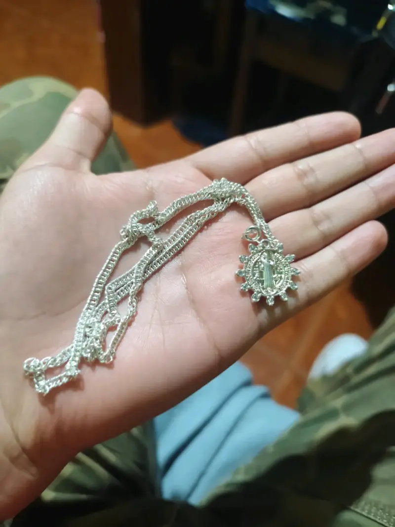 Collar de plata con medalla religiosa